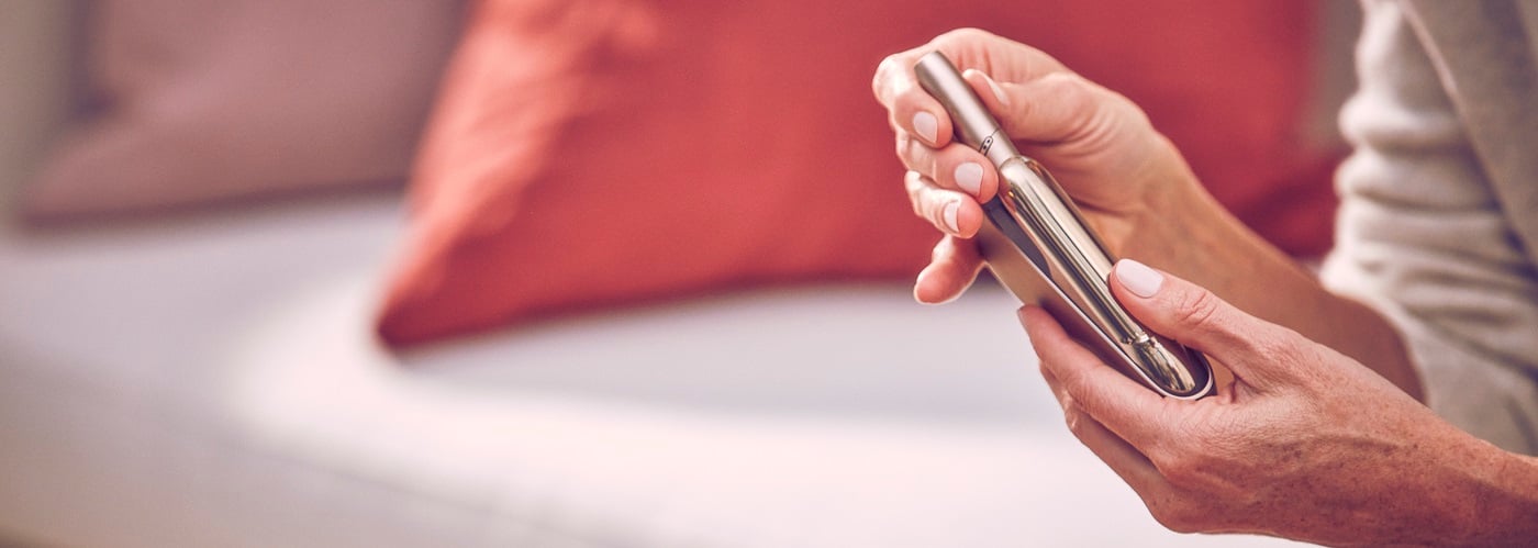 Kobieta rozpoczyna sesję z podgrzewaczem IQOS 3 DUO