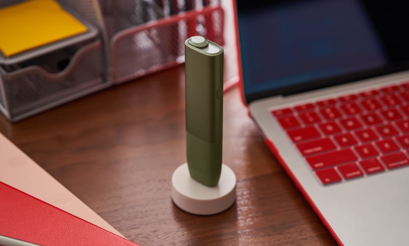 IQOS ILUMA ONE w stacji ładującej
