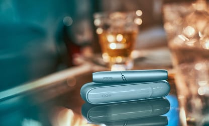 IQOS ORIGINALS DUO leżący na stoliku