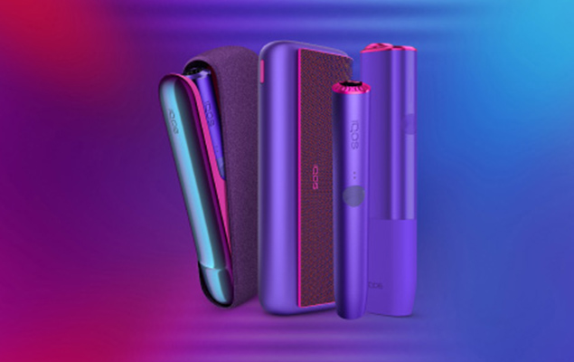 Stojące obok siebie urządzenia IQOS ILUMA, IQOS ILUMA PRIME i IQOS ILUMA ONE w limitowanej edycji Neon Purple