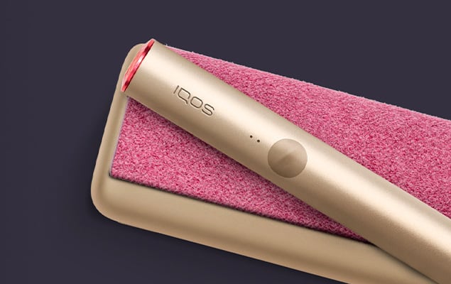 iqos iluma prime w zlotym kolorze z rozowym etui