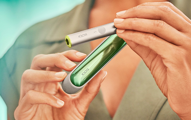 Podgrzewacz IQOS ILUMA z kolorową nasadką i przenośna ładowarka IQOS ILUMA z kolorową nakładką