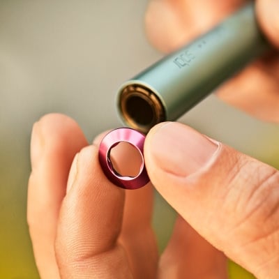 Nakładanie okragłej nasadki na podgrzewacz IQOS ILUMA