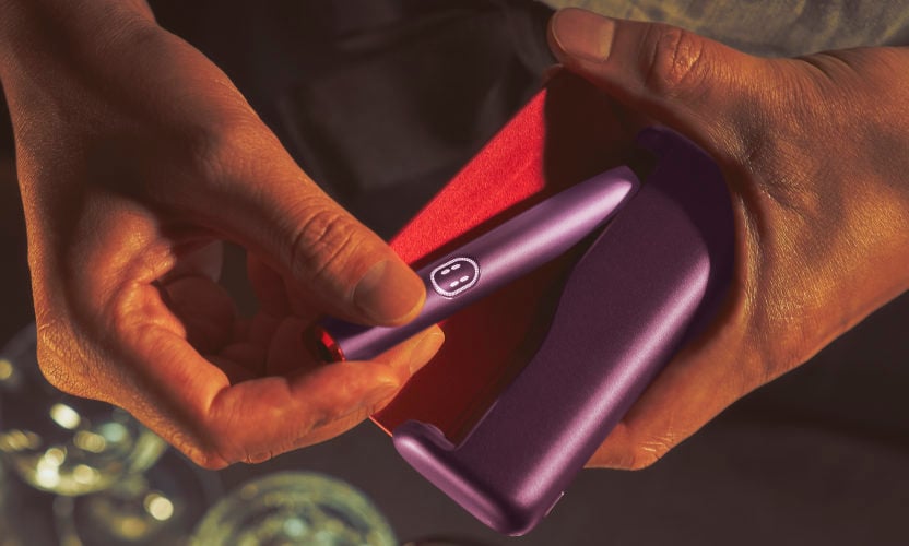 Wyjmowanie podgrzewacza IQOS ILUMA i PRIME Garnet Red z przenośnej ładowarki