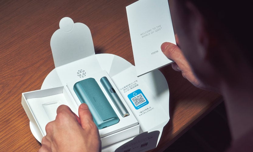 Otwieranie pudełka z nowym IQOS-em ILUMA i PRIME w kolorze Breeze Blue