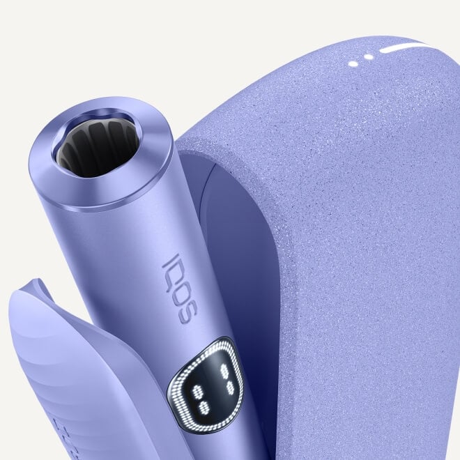 Podgrzewacz IQOS ILUMA i w fioletowym odcieniu w otwartej przenośnej ładowarce
