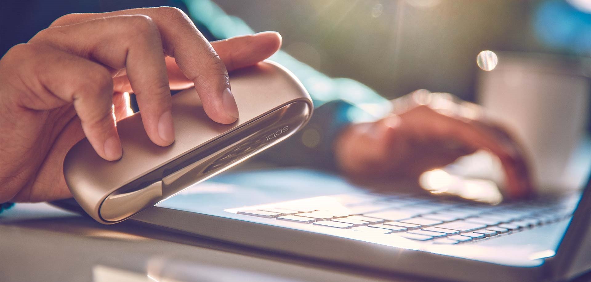 Mężczyzna pracujący przy laptopie - przed sesją z podgrzewaczem IQOS