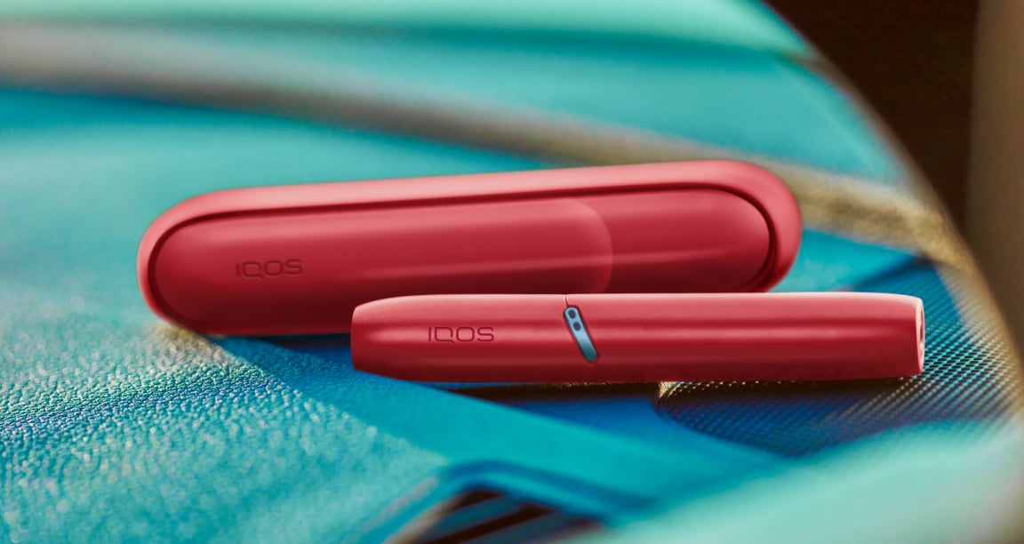 Ładowarka i podgrzewacz tytoniu IQOS Originals Duo w kolorze czerwonym.