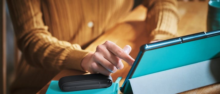 Mężczyzna pracujący przy laptopie