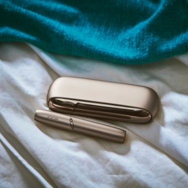złoty-iqos-3-duo-leżący-na-materiale