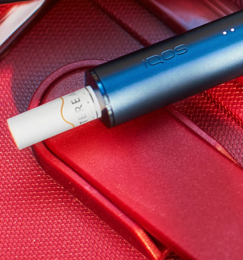 Zbliżenie na podgrzewacz IQOS ILUMA z wkladem tytoniowym TEREA