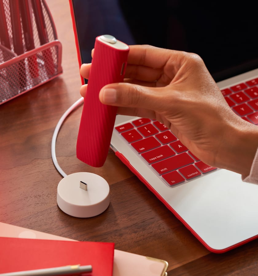 IQOS ILUMA ONE wyjmowany ze stacji ładującej