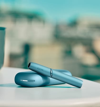 Podgrzewacz IQOS ORIGINALS DUO oparty o przenośną ładowarkę