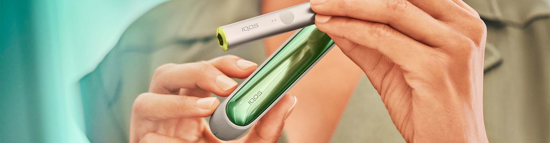 Podgrzewacz IQOS ILUMA z kolorową nasadką i przenośna ładowarka IQOS ILUMA z kolorową nakładką