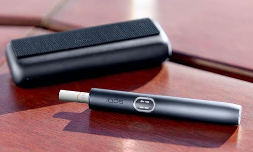 Podgrzewacz IQOS ILUMA i PRIME w kolorze Midnight Black z włożonym wkładem tytoniowym