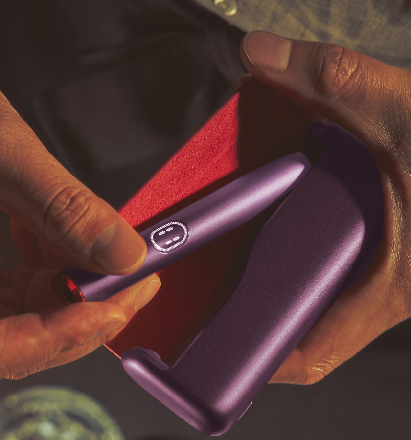 Wyjmowanie podgrzewacza IQOS ILUMA i PRIME Garnet Red z przenośnej ładowarki