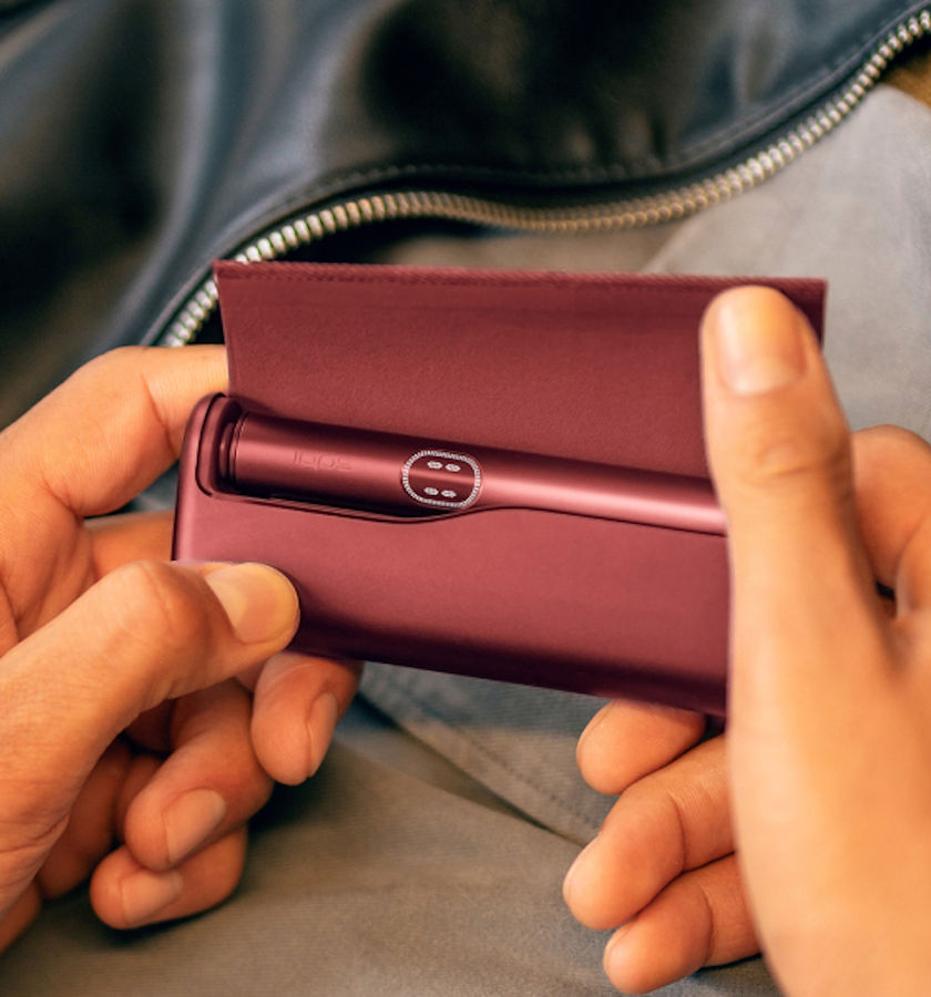 Otwieranie przenośnej ładowarki IQOS ILUMA i PRIME Garnet Red z podgrzewaczem tytoniu w środku