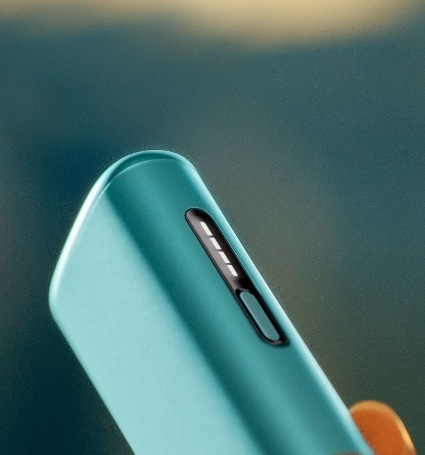 Zbliżenie na górną część podgrzewacza IQOS ILUMA i ONE Breeze Blue