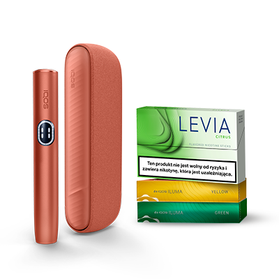 /IQOS%20ILUMA%20i%20w%20kolorze%20Breeze%20Blue%20obok%20trzech%20paczek%20wk%C5%82ad%C3%B3w
