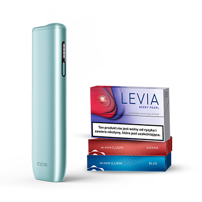/IQOS%20ILUMA%20i%20ONE%20w%20kolorze%20Breeze%20Blue%20obok%20trzech%20paczek%20wk%C5%82ad%C3%B3w