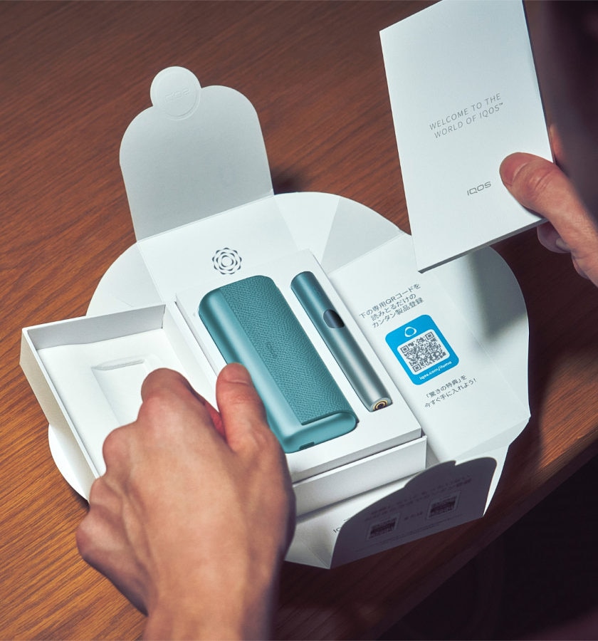 Otwieranie pudełka z nowym IQOS-em ILUMA i PRIME w kolorze Breeze Blue