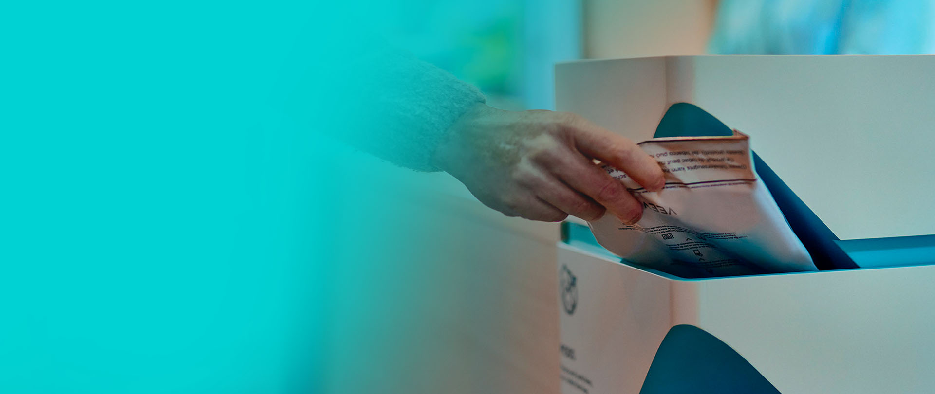 Ręka odkładająca produkty do recyklingu