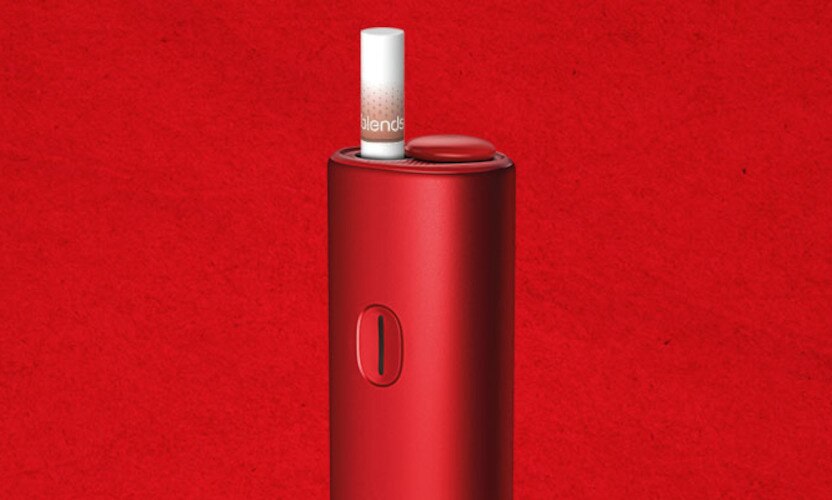 Podgrzewacz BONDS by IQOS czerwony, z wsuniętym wkładem, na czerwonym tle