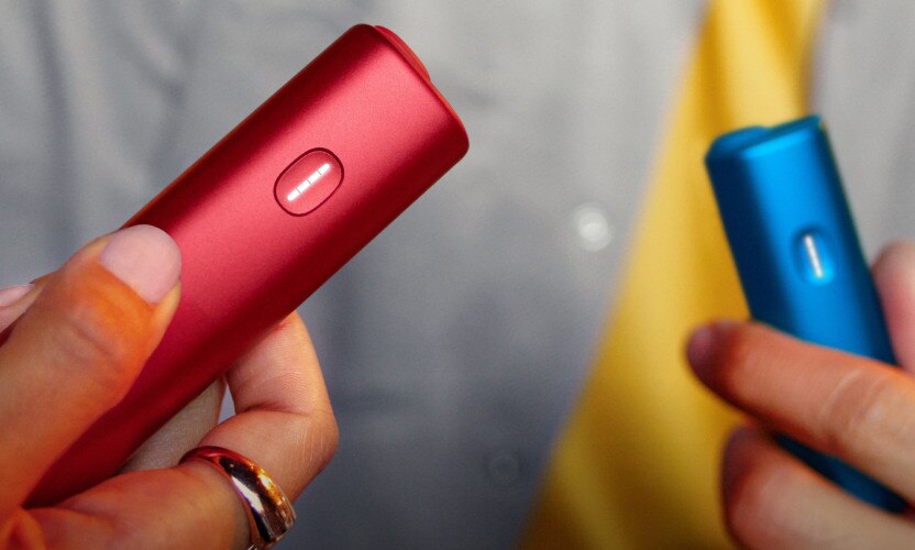 Podgrzewacz BONDS by IQOS, czerwony, w dłoni