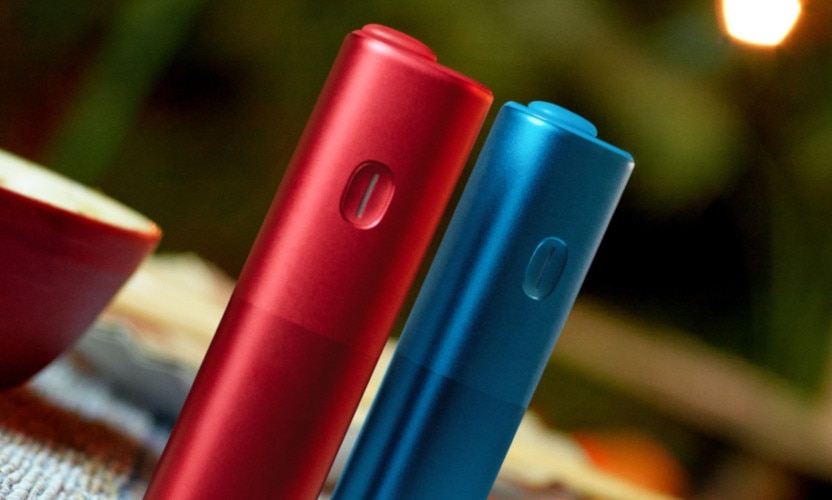 Podgrzewacze BONDS by IQOS, czerwony i niebieski, stojące obok siebie