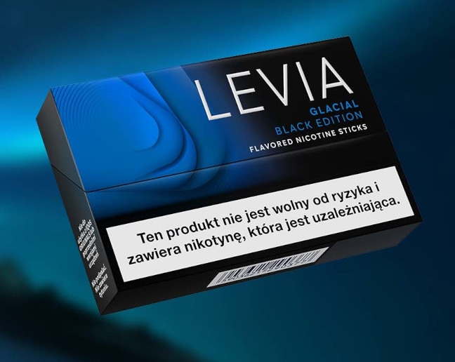 Paczka wkładów nikotynowych LEVIA Glacial Black Edition w kolorze czarno-niebieskim na tle niebieskiej zorzy