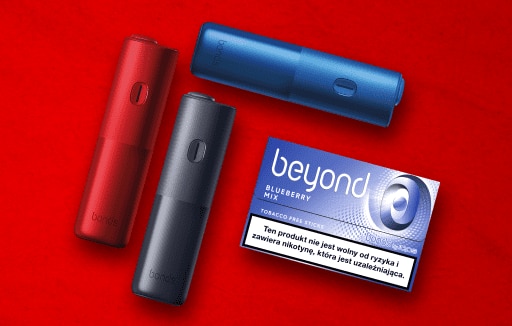 Podgrzewacze tytoniu BONDS by IQOS w kolorach czarnym, czerwonym i niebiskim obok paczki wkładów BEYOND