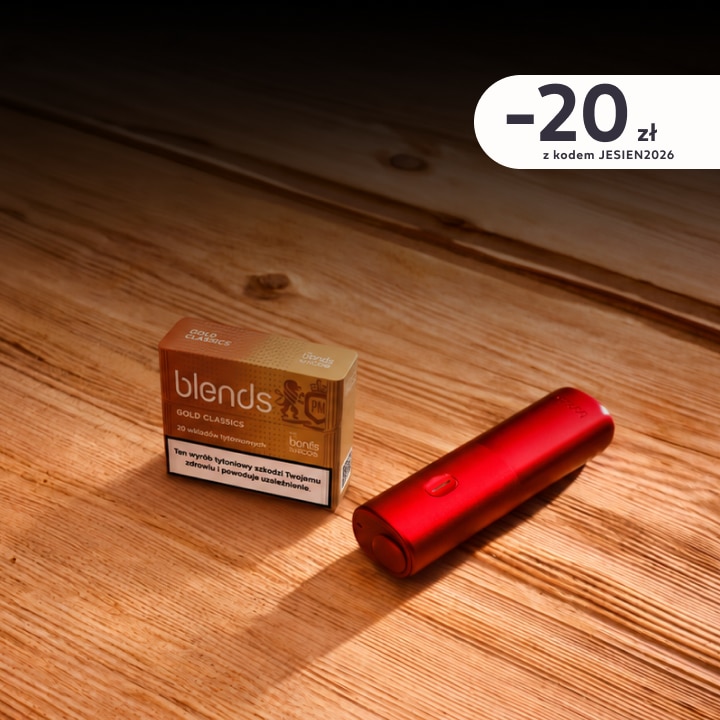 BONDS by IQOS w kolorze czerwonym obok 2 paczek wkładów tytoniowych Blends na drewnianym stole