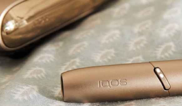 Silver Iqos - detail of the holder button