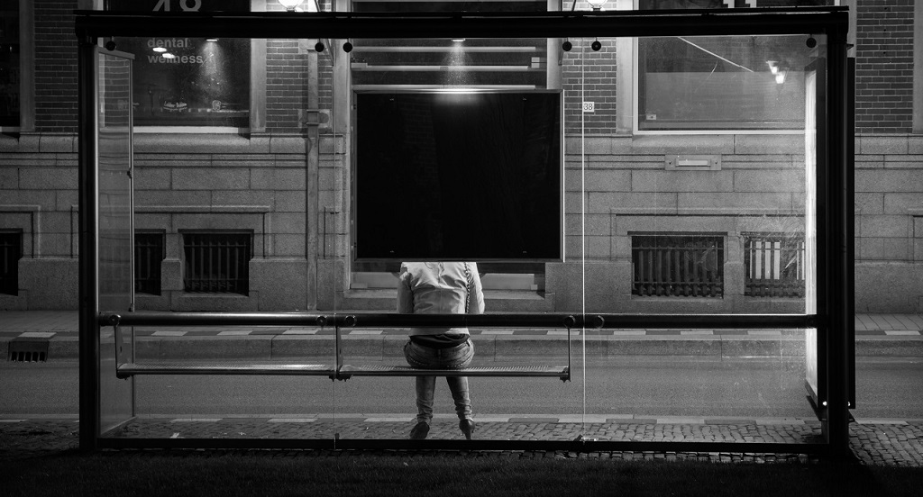 kobieta czekająca na autobus