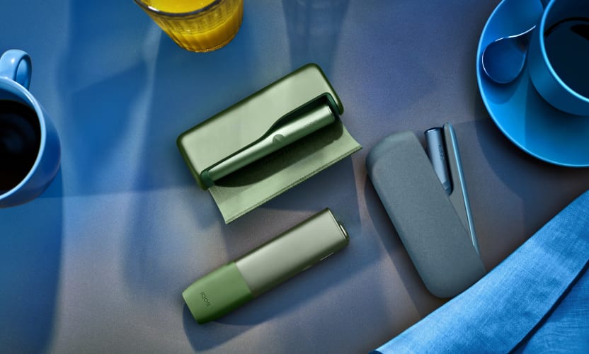 Zbliżenie na podgrzewacz IQOS ILUMA z wkladem tytoniowym TEREA