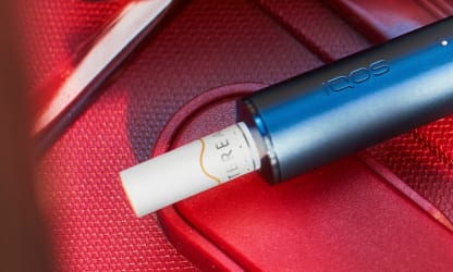 Podgrzewacz IQOS ILUMA PRIME z włożonym wkładem tytoniowym TEREA