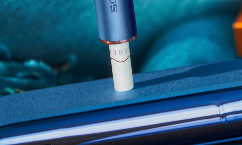 Zbliżenie na podgrzewacz IQOS ILUMA z wkladem tytoniowym TEREA