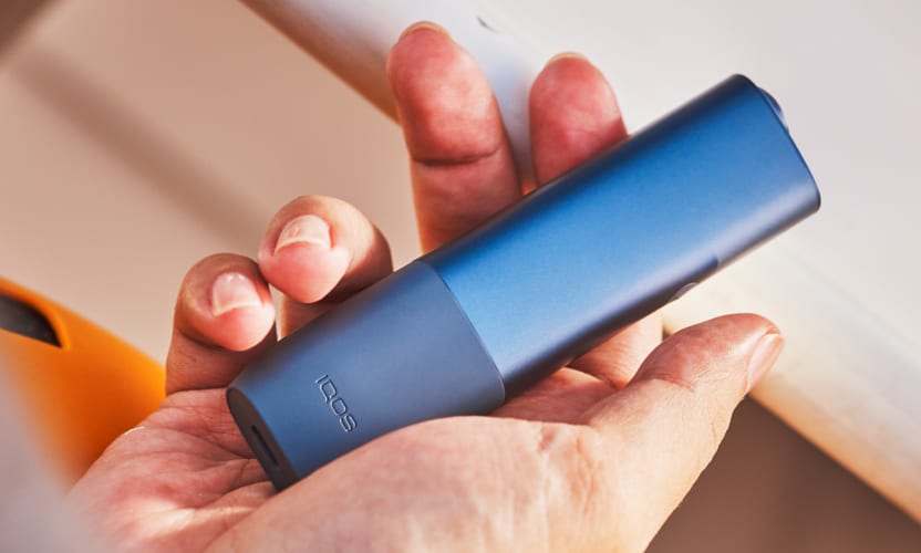 IQOS ILUMA ONE w dłoni