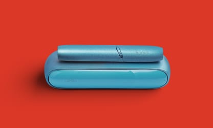 IQOS ORIGINALS DUO na czerwonym tle