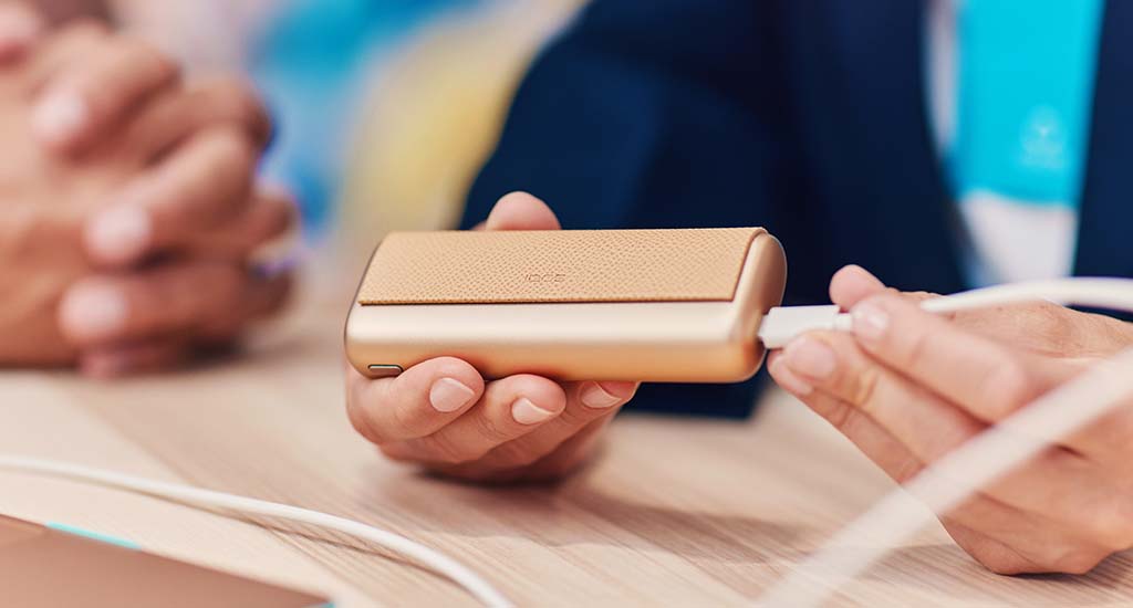 Podpinanie urządzenia IQOS ILUMA PRIME kablem do laptopa