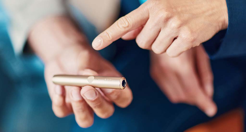 Prezentacja podgrzewacza IQOS ILUMA w złotym odcieniu