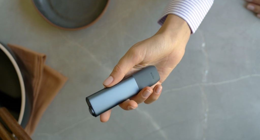 Podgrzewacz IQOS ILUMA ONE w dłoni